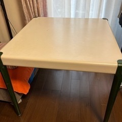 テーブル