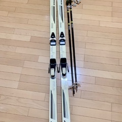 スキー板、ストックのセットの画像