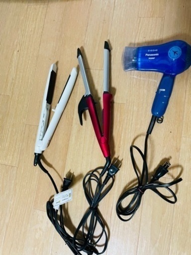 ストレートアイロン。ホットカーラー。ドライヤー