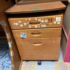 学習机、椅子、アンパンマン時計の画像