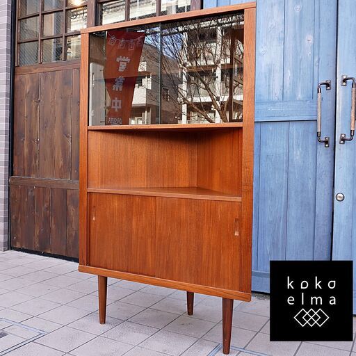 デンマーク製のチーク材を使用したコーナーキャビネットです。シンプルでスッキリとした北欧家具らしい収納棚。ハイタイプなので収納力もあり店舗などの飾り棚にもおススメのヴィンテージ本棚です。DB204