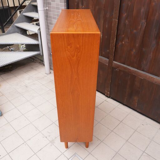 デンマークより入荷した、チーク材を使用したブックシェルフです。シンプルでスッキリとした北欧家具らしいリビングボード。ご家庭の本棚として