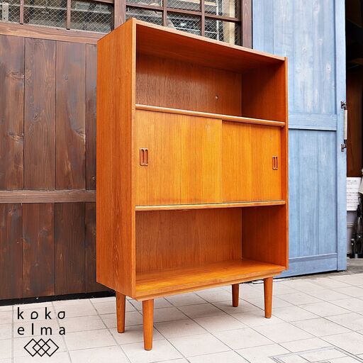 デンマークより入荷した、チーク材を使用したブックシェルフです。シンプルでスッキリとした北欧家具らしいリビングボード。ご家庭の本棚としてはもちろん、店舗などの飾り棚にもおススメです。DB207