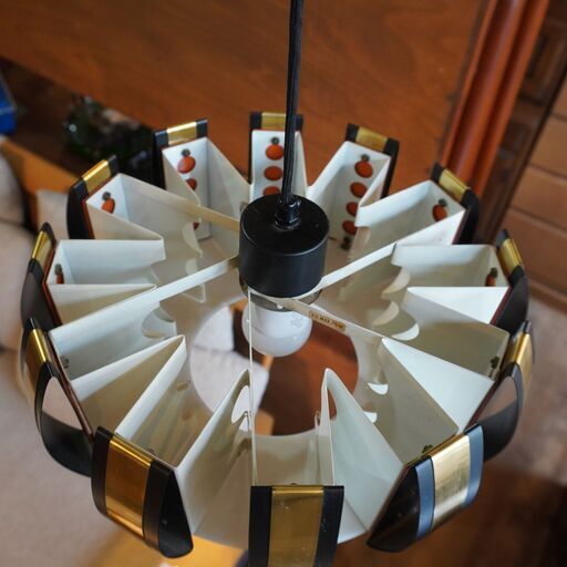 北欧デンマークより入荷した真鍮がアクセントになるヴィンテージ ペンダントライトです。 シンプルでありながら存在感のあるフォルムの天井照