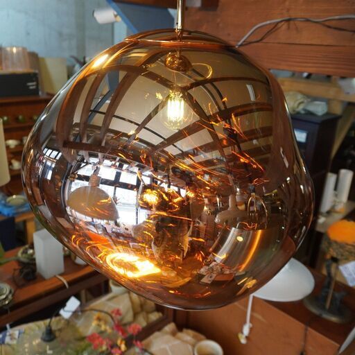 イギリスのインテリアブランドTom Dixon(トムディクソン)のMELT(メルト)ペンダントライト50/ゴールドです。膨らんでいく吹