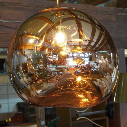 イギリスのインテリアブランドTom Dixon(トムディクソン)のMELT(メルト)ペンダントライト50/ゴールドです。膨らんでいく吹