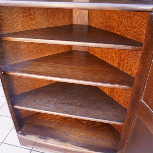 英国 Ercol(アーコール)社のエルム材を使用したオールドコロニアル コーナーキャビネットです。クラシックで上品なデザインの飾り棚。