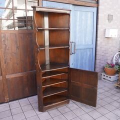 英国 Ercol(アーコール)社のエルム材を使用したオールドコロニアル コーナーキャビネットです。クラシックで上品なデザインの飾り棚。お部屋を優しい雰囲気にしてくれる英国アンティーク家具です♪DB234の画像