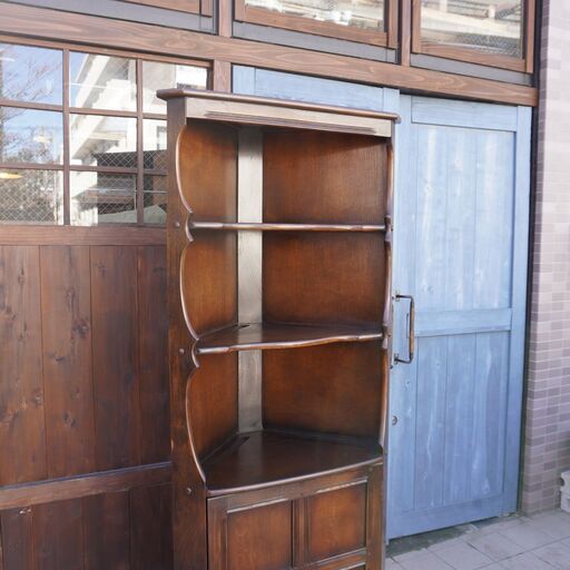 英国 Ercol(アーコール)社のエルム材を使用したオールドコロニアル コーナーキャビネットです。クラシックで上品なデザインの飾り棚。