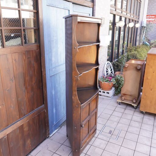 英国 Ercol(アーコール)社のエルム材を使用したオールドコロニアル コーナーキャビネットです。クラシックで上品なデザインの飾り棚。