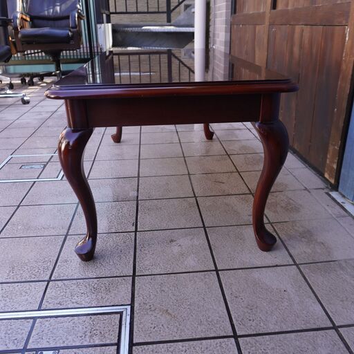 IDC OTSUKA(大塚家具)取扱いのクイーンアン マホガニー材 ローテーブルです。カブリオールレッグが魅力的なクラシカルで洗練され