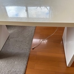 ニトリの電源付き白いテーブルの画像