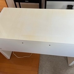 ニトリの電源付き白いテーブルの画像