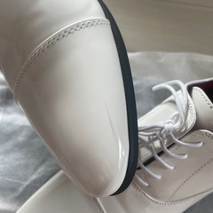 白の革靴の画像