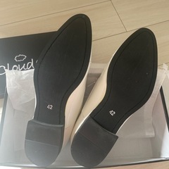 白の革靴の画像