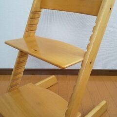 ストッケ  椅子と付属の六角レンチの画像