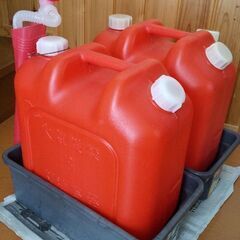 ポリタンク(18L)とそのケース 各々２個