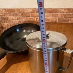 中華鍋と油ポットの画像