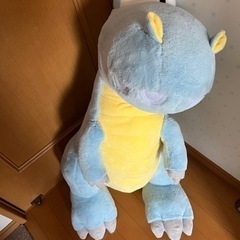 恐竜のぬいぐるみ（高さ80センチ）の画像