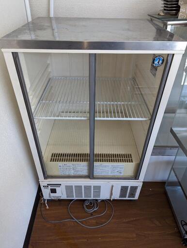 【中古 ホシザキ 冷蔵ショーケース SSB-63CL1 630×550×1050 】\n\n2022年10月までお店で使っていました。\n動作確認出来ております。\n関東近郊の送料はこちらで負担致します。\n遠方の場合はお客様にご負担頂きたいので、お問合せください。\n\n■型　　番　：SSB-63CL1\n\n■サ　イ　ズ：幅630　奥550　高1050mm　156L
