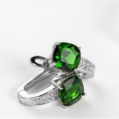 値引き不可▼J→→→M17-22   プリンセスカットエメラルドＣＺサークルピアスの画像