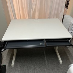 オフィスデスクの画像