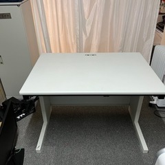 オフィスデスクの画像