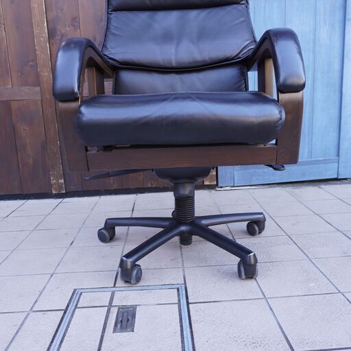 Vitra(ヴィトラ)社のマリオ･ベリーニデザインFigura(フィグラ) 本革 ハイバックデスクチェアです。長時間のオフィスワークで
