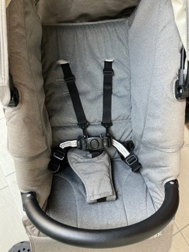 エアバギー　グレー　専用レインカバー、水筒入れ、専用頭枕、専用肩パッド付き