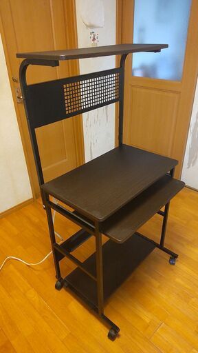 ニトリ製パソコンラック（電源タップ付き）