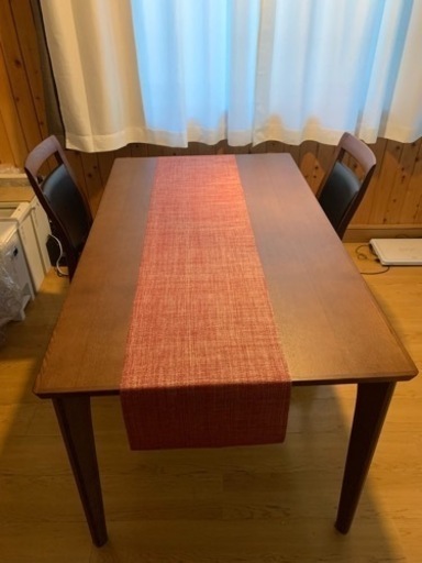 ダイニングテーブルと椅子