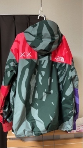 人気のノースフェイスKAWS