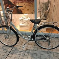 26インチ自転車。色はシルバー。鍵。前かご。ライトは点きます。ベ...