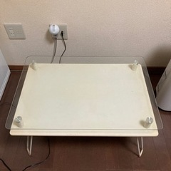 ガラステーブル　折りたたみ式収納型の画像