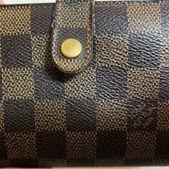 VUITTONがま口財布