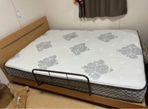 【値下げしました！】ダブルベッド　マットレス　ベッドフレーム