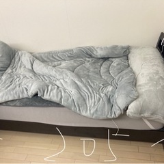 ダークブラウンのベットの画像