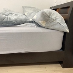 ダークブラウンのベットの画像