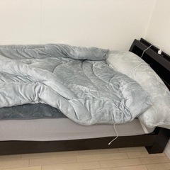 ダークブラウンのベットの画像