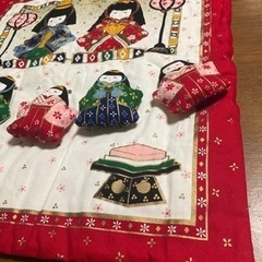 可愛いクッション生地の雛人形(5人囃子ピン留め付き)の画像