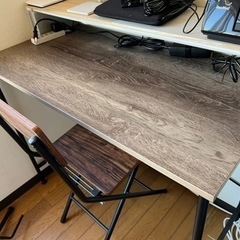 デスクとイスのセット。