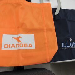  オレンジ（DIADORA）とグレー（ILLUMS）のトートバッ...