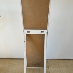 白の木目調の全身鏡の画像