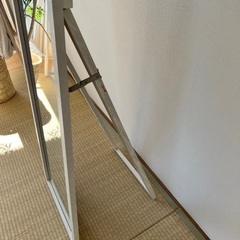 白の木目調の全身鏡の画像