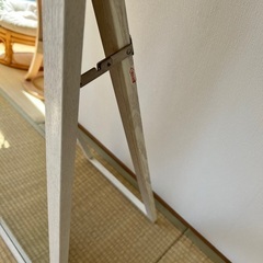 白の木目調の全身鏡の画像