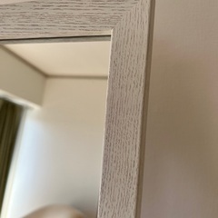 白の木目調の全身鏡の画像