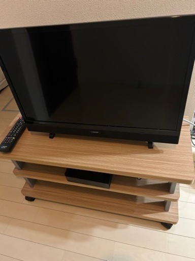 美品 2019年製 液晶テレビ、録画用ハードディスク、テレビ台の3点です