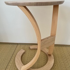 木製のコの字テーブルの画像