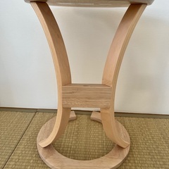 木製のコの字テーブルの画像