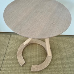 木製のコの字テーブルの画像